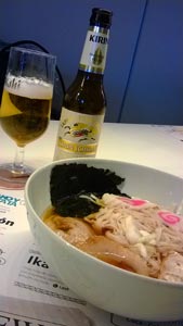 Plato de “Tampopo Ramen” acompañado por una cerveza Kirin, sobre una mesa del restaurante UDON – Bilbao